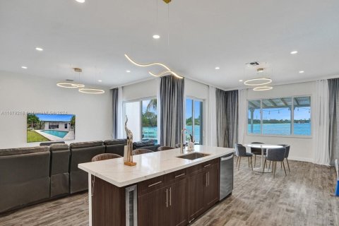 Villa ou maison à vendre à Pembroke Pines, Floride: 4 chambres, 218.51 m2 № 1407832 - photo 5