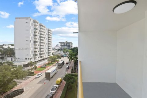 Condo in Miami Beach, Florida, 2 bedrooms  № 1407745 - photo 24