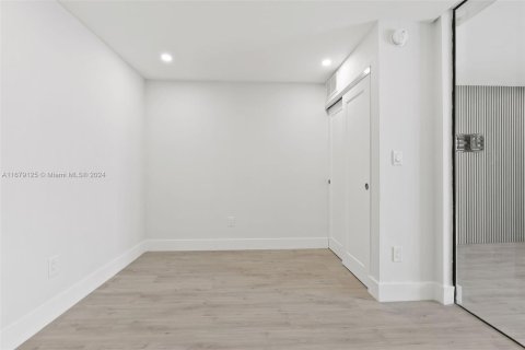 Condo in Miami Beach, Florida, 2 bedrooms  № 1407745 - photo 12