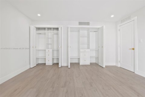 Condo in Miami Beach, Florida, 2 bedrooms  № 1407745 - photo 23