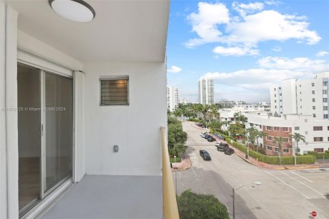 Condo in Miami Beach, Florida, 2 bedrooms  № 1407745 - photo 25