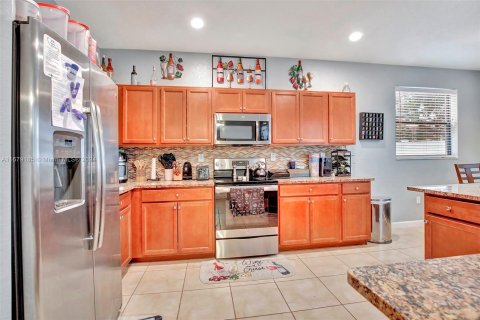 Casa en venta en Hialeah, Florida, 5 dormitorios, 308.06 m2 № 1407790 - foto 8