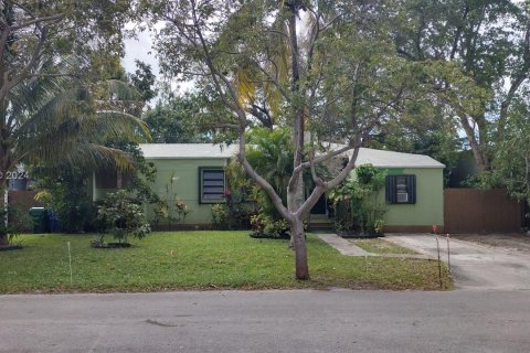 House in Miami, Florida 2 bedrooms, 132.48 sq.m. № 1013659 - photo 2