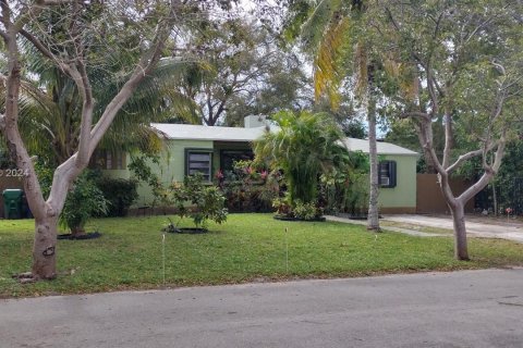 House in Miami, Florida 2 bedrooms, 132.48 sq.m. № 1013659 - photo 1