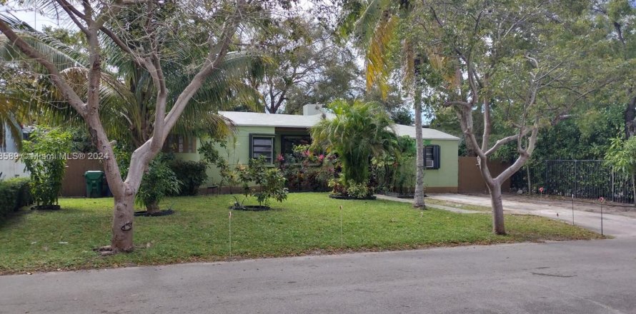 House in Miami, Florida 2 bedrooms, 132.48 sq.m. № 1013659