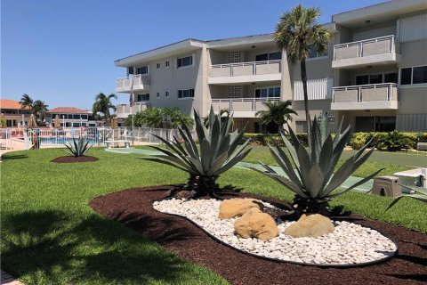 Condo in Hillsboro Beach, Florida, 2 bedrooms  № 397510 - photo 26