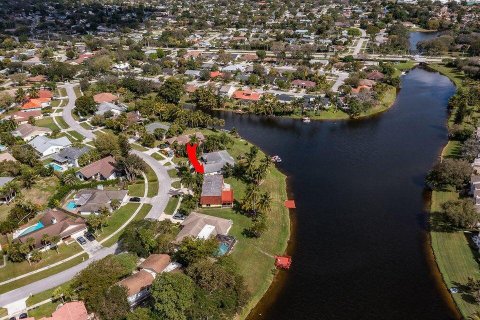 House in Wellington, Florida 3 bedrooms, 257.53 sq.m. № 1155535 - photo 12