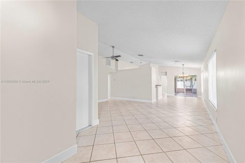 House in Weston, Florida 3 bedrooms, 127.09 sq.m. № 1364139 - photo 4