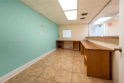 Propiedad comercial en venta en Hollywood, Florida № 1269588 - foto 16