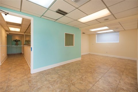 Propiedad comercial en venta en Hollywood, Florida № 1269588 - foto 4