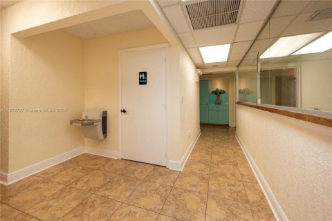 Commercial property in Hollywood, Florida № 1269588 - photo 18