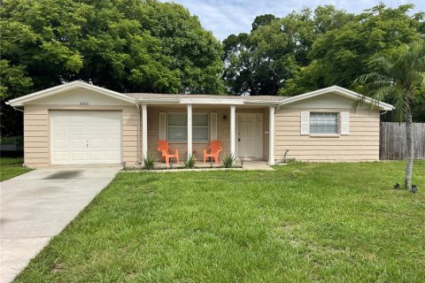 House in New Port Richey, Florida 3 bedrooms, 130.06 sq.m. № 1298877 - photo 2