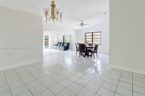 House in Miami, Florida 4 bedrooms, 178 sq.m. № 1395200 - photo 15