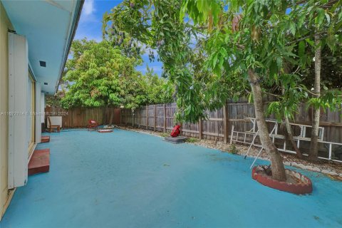 House in Miami, Florida 4 bedrooms, 178 sq.m. № 1395200 - photo 21