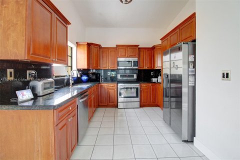 House in Miami, Florida 4 bedrooms, 178 sq.m. № 1395200 - photo 1