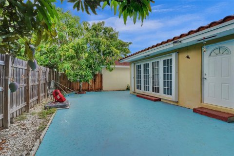 House in Miami, Florida 4 bedrooms, 178 sq.m. № 1395200 - photo 23