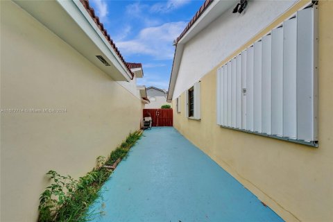 House in Miami, Florida 4 bedrooms, 178 sq.m. № 1395200 - photo 20