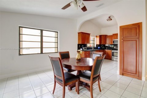 House in Miami, Florida 4 bedrooms, 178 sq.m. № 1395200 - photo 9