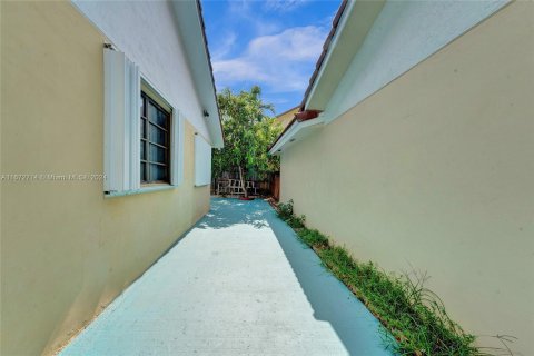 House in Miami, Florida 4 bedrooms, 178 sq.m. № 1395200 - photo 24