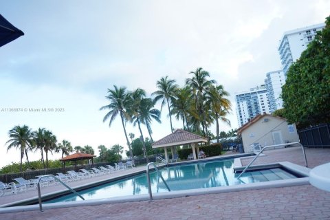 Condo in Miami Beach, Florida, 2 bedrooms  № 461826 - photo 24