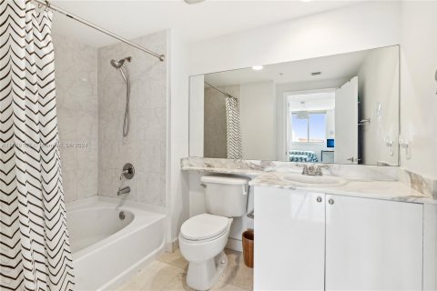 Condo in Aventura, Florida, 2 bedrooms  № 1242436 - photo 12