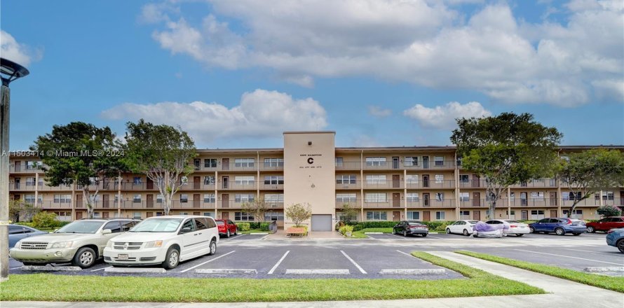 Condominio en Pembroke Pines, Florida, 2 dormitorios  № 940649