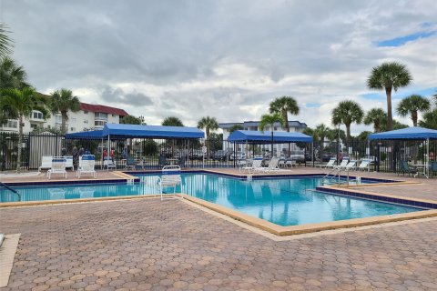 Condo in Lauderhill, Florida, 1 bedroom  № 1221523 - photo 1