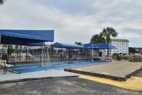 Condo in Lauderhill, Florida, 1 bedroom  № 1221523 - photo 4