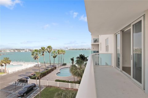 Condominio en alquiler en North Bay Village, Florida, 2 dormitorios, 104.98 m2 № 1331032 - foto 16