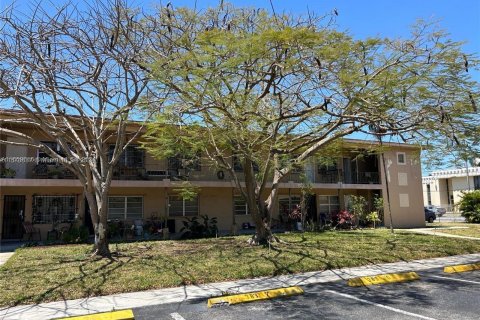 Condominio en venta en Hialeah, Florida, 2 dormitorios № 1364799 - foto 7