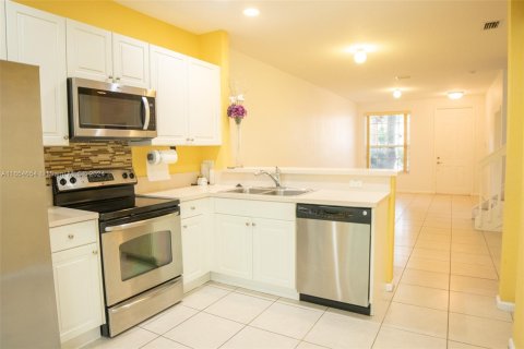 Townhouse in Oakland Park, Florida 3 bedrooms, 140.65 sq.m. № 1364795 - photo 2