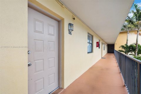 Copropriété à vendre à Coral Springs, Floride: 2 chambres, 78.04 m2 № 1120400 - photo 4