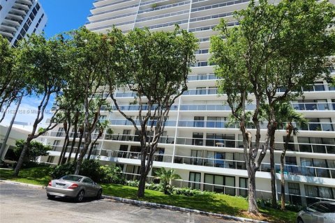 Condominio en venta en Aventura, Florida, 3 dormitorios, 136.1 m2 № 1281207 - foto 2