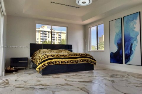 Villa ou maison à louer à North Miami, Floride: 4 chambres, 321.26 m2 № 566567 - photo 5