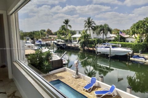 Villa ou maison à louer à North Miami, Floride: 4 chambres, 321.26 m2 № 566567 - photo 1