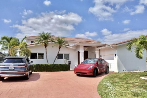 Villa ou maison à louer à North Miami, Floride: 4 chambres, 321.26 m2 № 566567 - photo 4