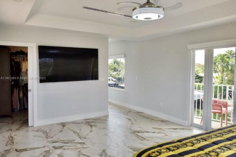 Villa ou maison à louer à North Miami, Floride: 4 chambres, 321.26 m2 № 566567 - photo 8