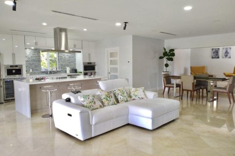 Villa ou maison à louer à North Miami, Floride: 4 chambres, 321.26 m2 № 566567 - photo 21