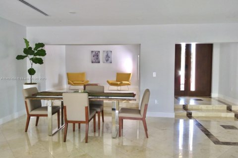 Villa ou maison à louer à North Miami, Floride: 4 chambres, 321.26 m2 № 566567 - photo 16