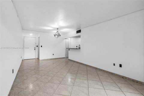 Condo in Miami, Florida, 2 bedrooms  № 1401293 - photo 6