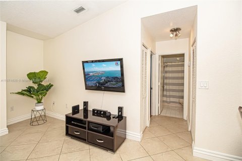 Townhouse in Hialeah, Florida 2 bedrooms № 1401322 - photo 28