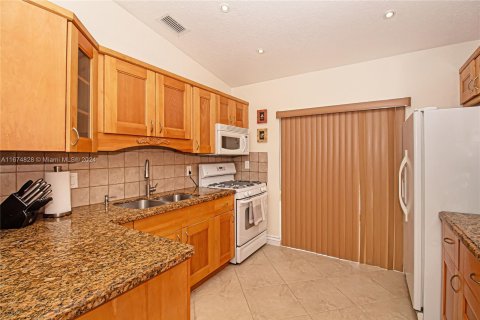 Adosado en venta en Hialeah, Florida, 2 dormitorios № 1401322 - foto 13