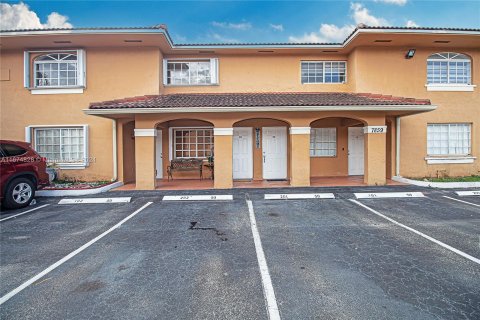 Adosado en venta en Hialeah, Florida, 2 dormitorios № 1401322 - foto 4