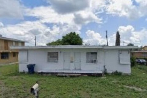 Commercial property in Belle Glade, Florida 147.16 sq.m. № 1222379 - photo 1