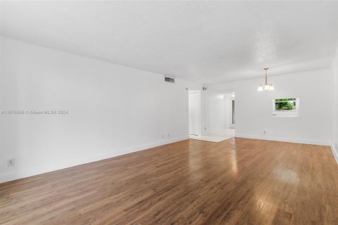 Condo in Coral Springs, Florida, 2 bedrooms  № 1406017 - photo 9