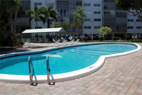 Condo in Hallandale Beach, Florida, 1 bedroom  № 1240091 - photo 4