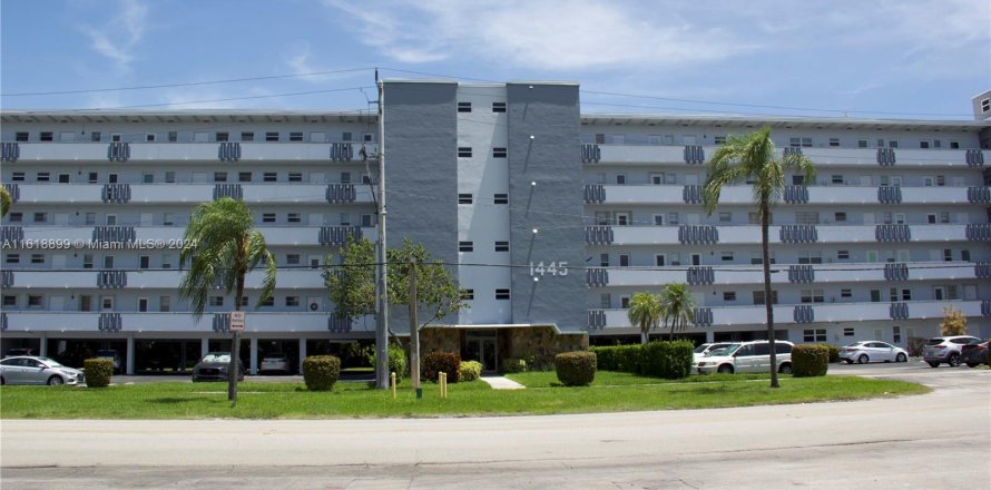 Condominio en Hallandale Beach, Florida, 1 dormitorio  № 1240091