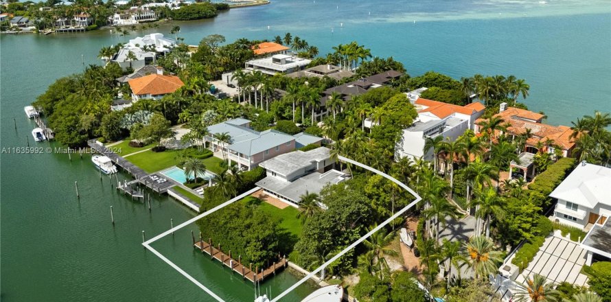 House in Key Biscayne, Florida 7 bedrooms, 361.39 sq.m. № 1306404