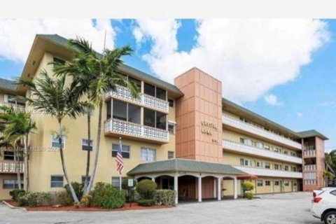 Condo in Deerfield Beach, Florida, 2 bedrooms  № 1306370 - photo 1