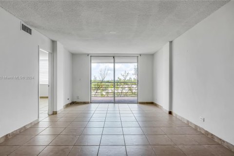 Copropriété à vendre à North Miami Beach, Floride: 2 chambres, 95.22 m2 № 1291714 - photo 4